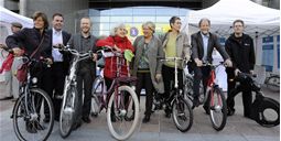 MEPs try out demonstration bikes